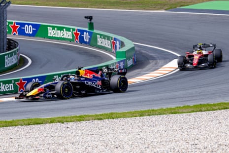 Ο Λιούις Χάμιλτον κλείνει στη Red Bull του Max Verstappen.