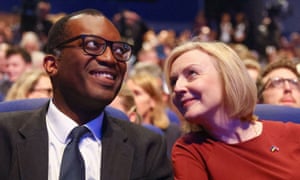 Liz Truss ve Kwasi Quarting, Pazar günü Birmingham'daki yıllık Muhafazakar Parti konferansında.  (Fotoğraf: Reuters/Hannah McKay)