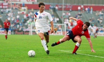 Eric Wynalda beats Gary Pallister during USA’s victory over England in 1993