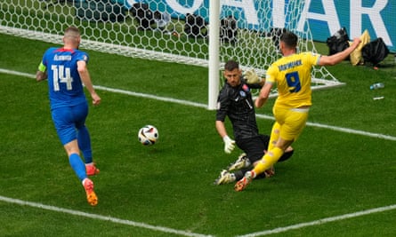 Roman Yaremchuk scores Ukraine’s winning goal