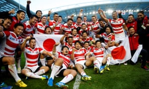 Los jugadores japoneses celebran su victoria sobre Sudáfrica en la Copa del Mundo 2015, posiblemente el mayor shock que el torneo haya presenciado.