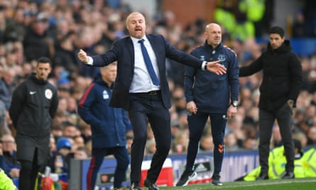 Sean Dyche gesticule lors de son premier match à la tête d'Everton
