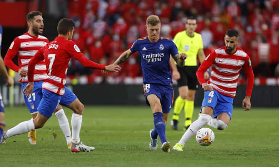 Real Madrid’s Toni Kroos finds a way through Granada during his team’s 4-1 win.