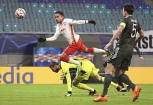 Justin Kluivert scores Leipzig’s third goal on Tuesday.