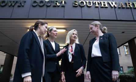 Sara Chouraqui, Victoria Jacobson, Lisa Osofsky et Liz Collery du SFO devant le tribunal de la couronne de Southwark.