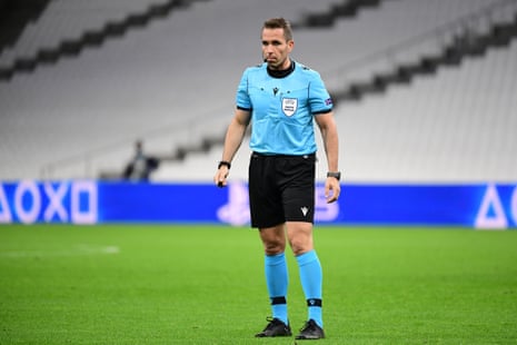 El árbitro alemán Tobias Stiller lidera el equipo de árbitros esta noche.