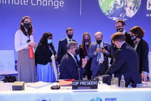 Alok Sharma consulting with his team just before the final plenary of Cop26.
