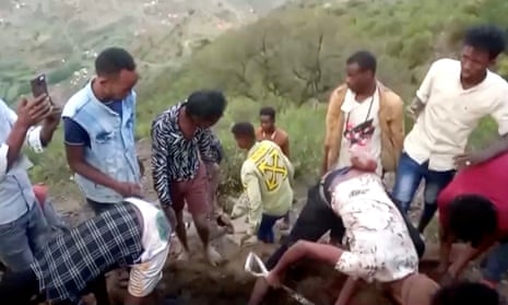 Migrants dig a grave near the trail from Al Thabit into Saudi Arabia