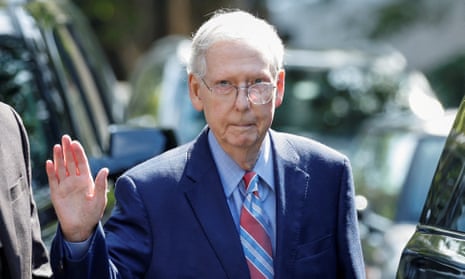 Mitch McConnell briefly leaves press conference after freezing up
