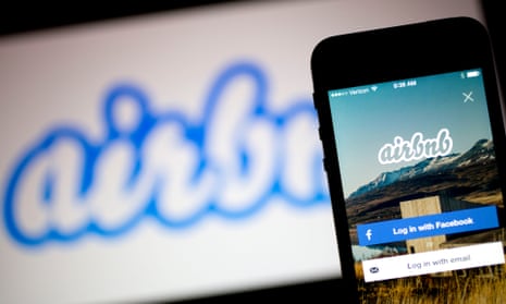Home-sharing startup Airbnb has been in discussions with the Service Employees International Union (SEIU) to reach a deal under which the home-sharing service would promote unionized housekeepers.