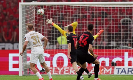Granit Xhaka của Bayer Leverkusen ghi bàn