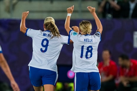 Beth Mead (L) and Chloe Kelly (R) celebrate a goal for England by clicking their fingers