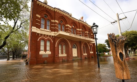 Rescuers in Rochester advise residents of nearby towns such as Echuca to avoid complacency.