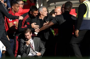 José Mourinho (centro) tiene que ser sujetado durante una pelea de túneles después del último empate del Chelsea durante el partido Chelsea v Manchester United Premier League en Stamford Bridge en octubre de 2018.