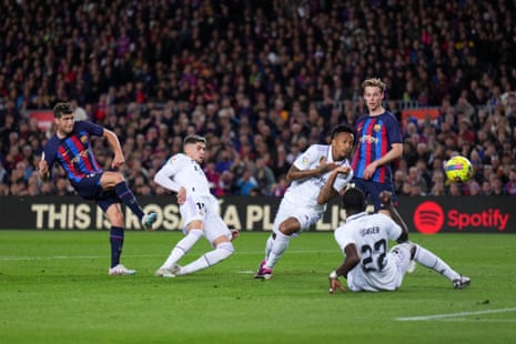 Roberto marca para el Barcelona.