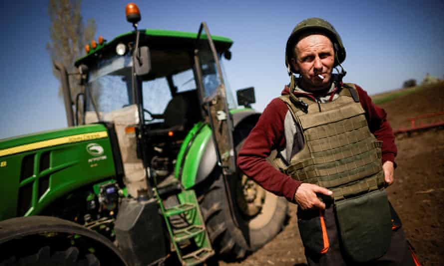 Granjero ucraniano usa chaleco antibalas para arar campos de primera línea, en Zaporizhzhia.