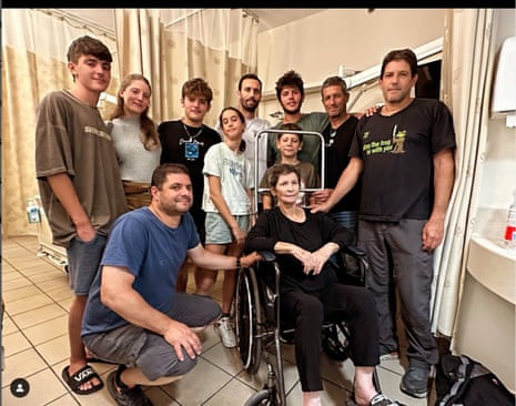 Yocheved Lifshitz (C) after being released by Hamas.