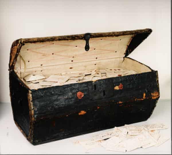 More than 2,600 17th century letters, including 600 which had never been opened, found in a leather trunk donated to a postal museum in the Hague in 1926.