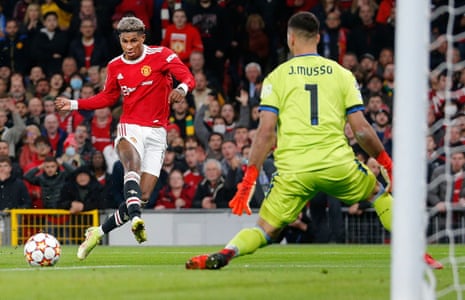 Marcus Rashford of Manchester United puts United’s first goal in the net past Atalanta keeper Juan Musso.