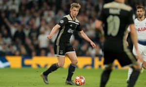 Frenkie De Jong put in a complete performance at the base of Ajax’s midfield, with and without the ball.