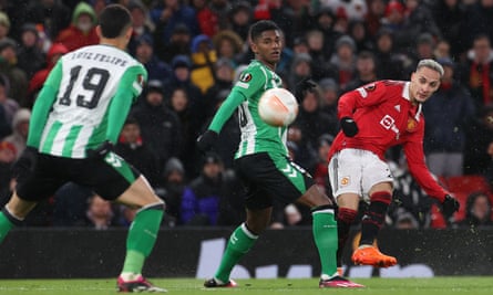 Antony krult een schot binnen en bezorgt Manchester United een 2-1 voorsprong