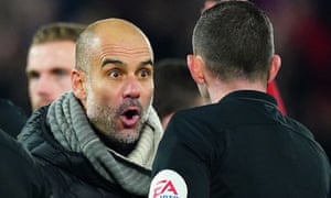 Pep Guardiola hace conocer sus sentimientos al árbitro Michael Oliver.