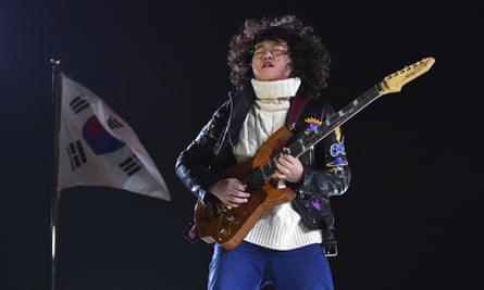 Yang Tae-hwan shredding for South Korea during the Winter Olympics closing ceremony.