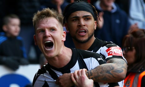 Matt Ritchie celebrates with DeAndre Yedlin after putting Newcastle 2-1 up against Arsenal