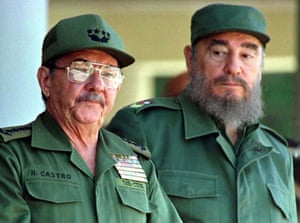 Fidel, right, with his brother Raul.