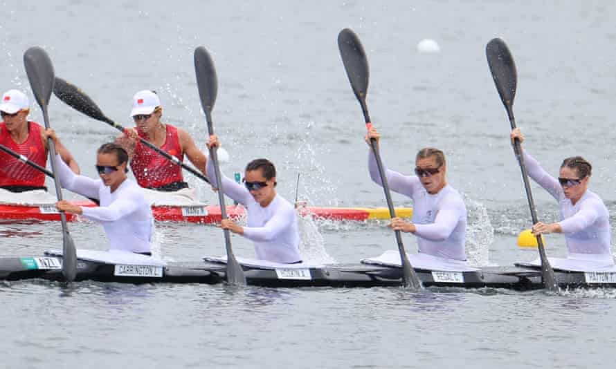 Lisa Carrington, ganz links, und Alicia Hoskin, Caitlin Regal und Teneale Hatton wurden im K4 500-m-Finale in Tokio Vierte.