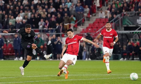 Pablo Fornals dari West Ham United mencetak gol pertama timnya dalam pertandingan tersebut di semifinal UEFA Europa Conference League melawan AZ Alkmaar.