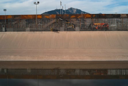 Contruction of the border wall in El Paso, in Rio Grande.