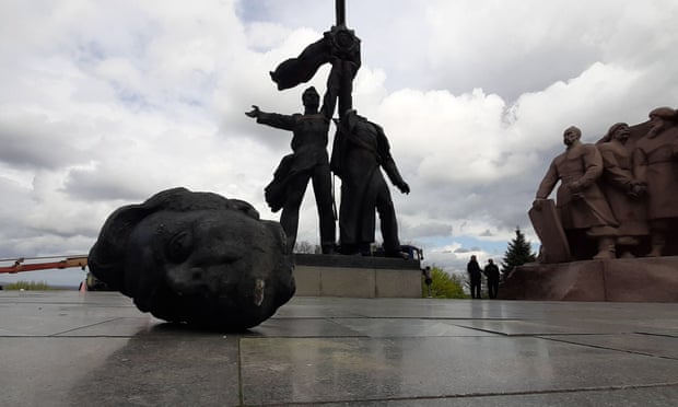 A monument to friendship between Russia and Ukraine is dismantled in Kyiv on 26 April 2022.