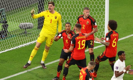 De Belgische keeper Thibaut Courtois wordt gefeliciteerd door zijn teamgenoten na het redden van de penalty genomen door de Canadees Alphonso Davies.