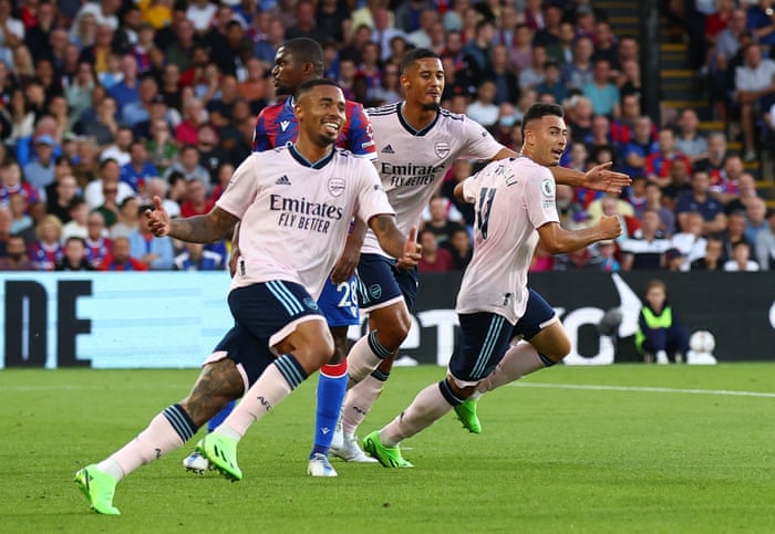 Gabriel Martinelli celebrates with Gabriel Jesus and William Saliba.