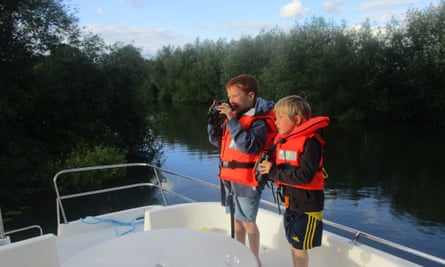 Sailing-Stream.fr ⚓ Déconner dans les bateaux… sur la Tamise | Vacances en bateau ⚓ Les garçons, âgés de six et huit ans, sont devenus des ornithologues amateurs en lock-out