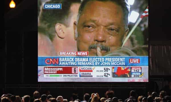 CNN 이 2008 년 11 월 4 일 Barack Obama 의 승리를 발표하면서 눈물을 흘리는 Rev Jesse Jackson 의 이미지가 대형 스크린에 투사됩니다.