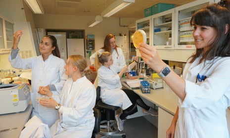 Anett Stèger (right), Benedicte Smith-Sivertsen (centre) and some of the other researchers working on ‘Ovulaid’.
