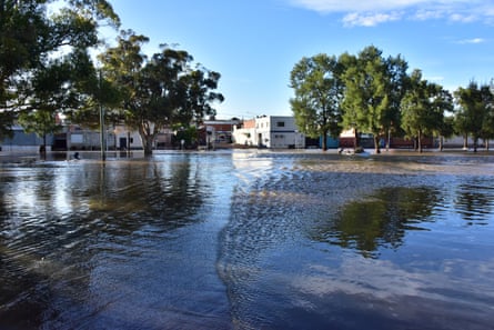NSW floods: Condobolin waits behind 3km wall of sandbags as document peak flows west from Forbes | New South Wales 1 Flood water blocking entry to town in Forbes on Saturday.