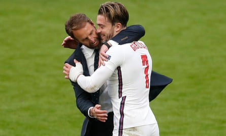 Gareth Southgate ăn mừng cùng Jack Grealish sau chiến thắng của Anh trước Đức vào năm 2021
