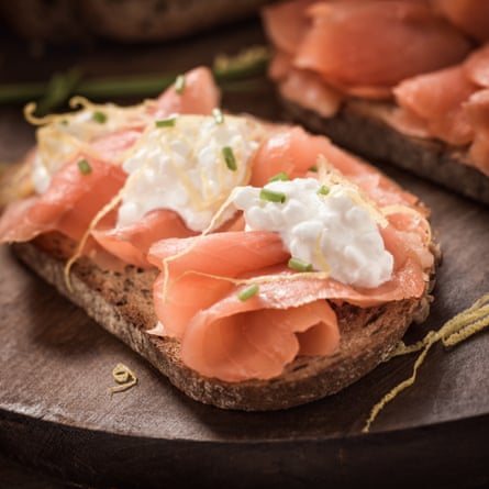 Smoked salmon sandwich with cottage cheese and fresh lemon
