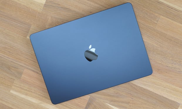 The closed lid of the MacBook Air M2 showing a bluish  tint successful  the midnight colour option.
