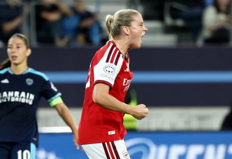 Η Alessia Russo της Άρσεναλ πανηγυρίζει για το πρώτο της γκολ.