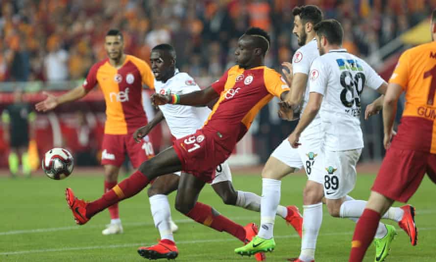 Mbaye Diagne, centre, has not won over Galatasaray fans despite his impressive goals return.