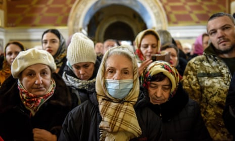 Os fiéis assistem ao serviço divino de Natal realizado pelo Metropolita Epifânio, chefe da Igreja Ortodoxa da Ucrânia, na Catedral da Assunção em Kyiv-Pechersk Lavra em Kyiv, Ucrânia, 07 de janeiro de 2023.