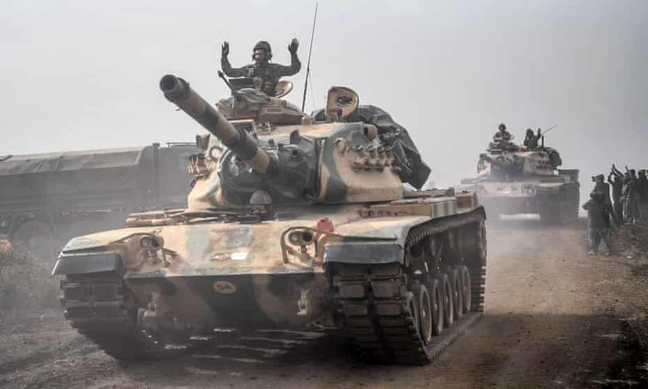 Turkish tanks advance near the Syrian border
