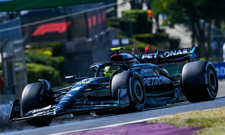 El piloto de Mercedes, Lewis Hamilton, compite durante la sesión de calificación en la pista de carreras de Hungaroring antes del Gran Premio de Hungría de Fórmula Uno.