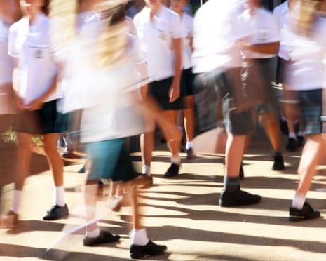 Eltern und Schüler außerhalb einer Privatschule