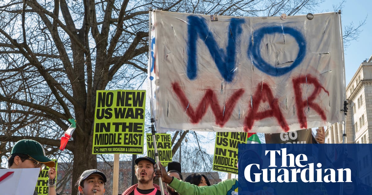 ईरान के हमले और खमेनेई की हत्या की रिपोर्ट के बाद पूरे अमेरिका में प्रदर्शनकारियों ने रैली निकाली