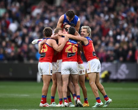Os Leões comemoram a vitória na grande final da AFL de 2026 contra os Dockers
